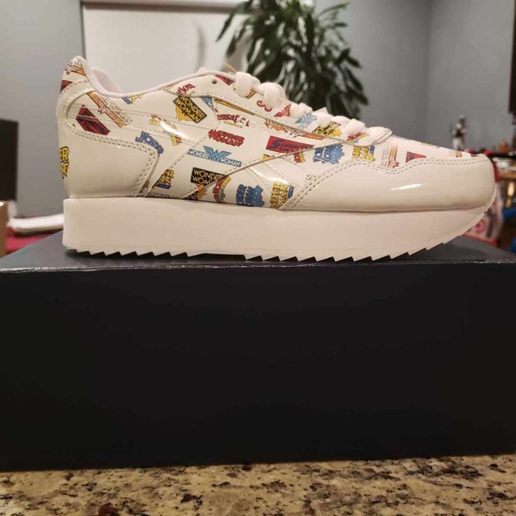 Reebok Classic Wonder Woman Shoe - Picture 3 of 10